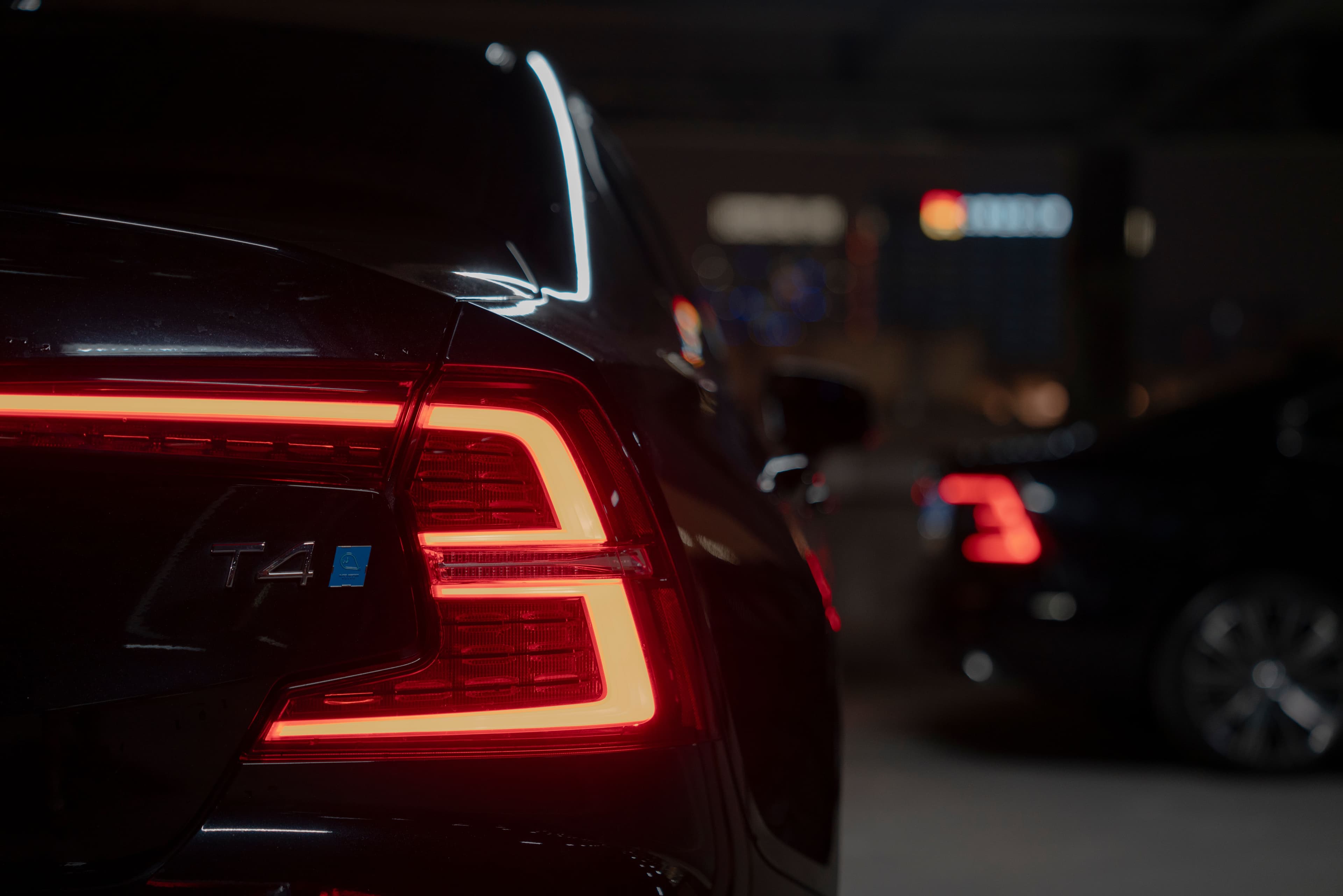 Gece çekiminde Volvo T4 stop lambası ve arka tasarım detayı