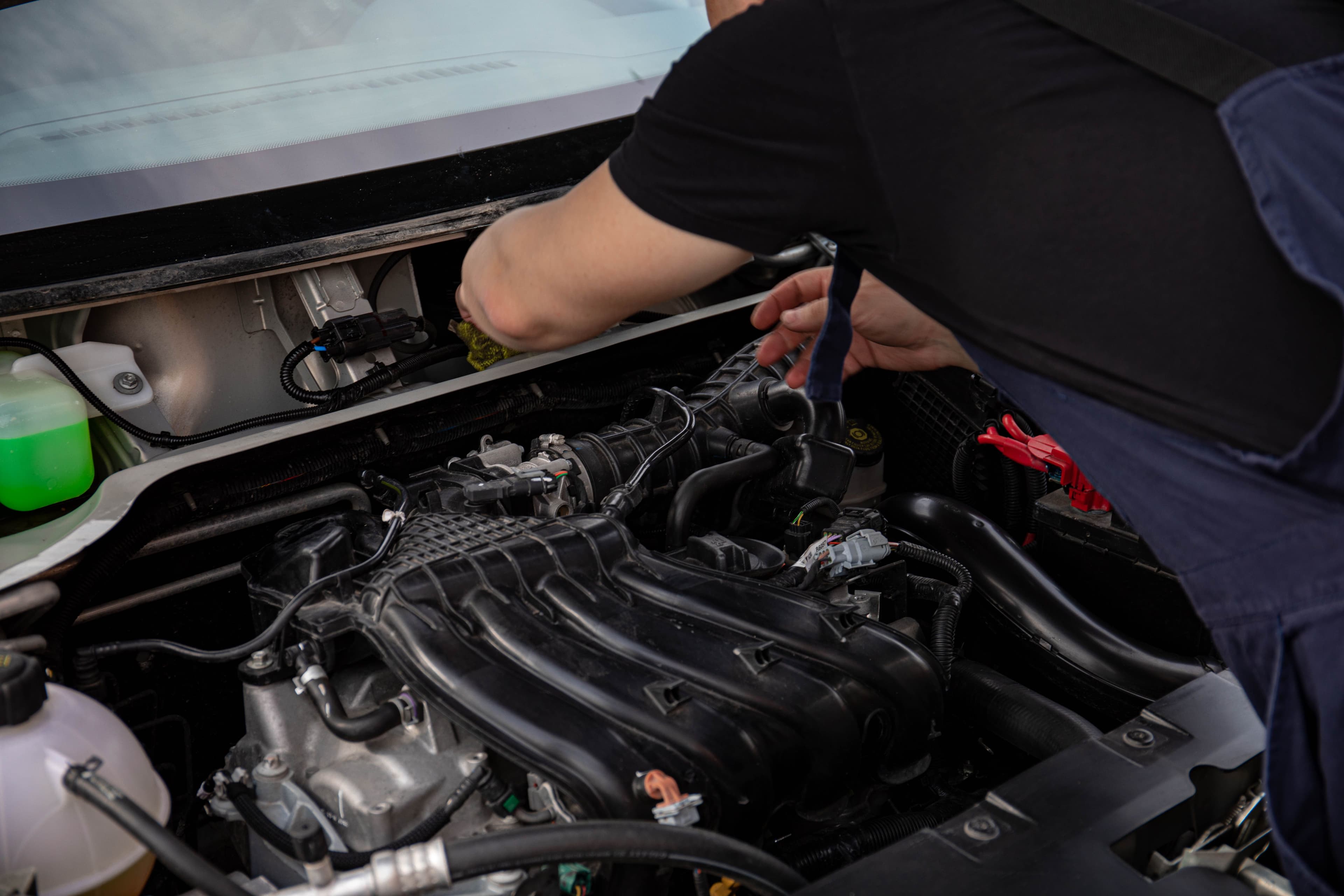 Motor bölmesinde elektrik-elektronik kontrolü yapan teknisyen