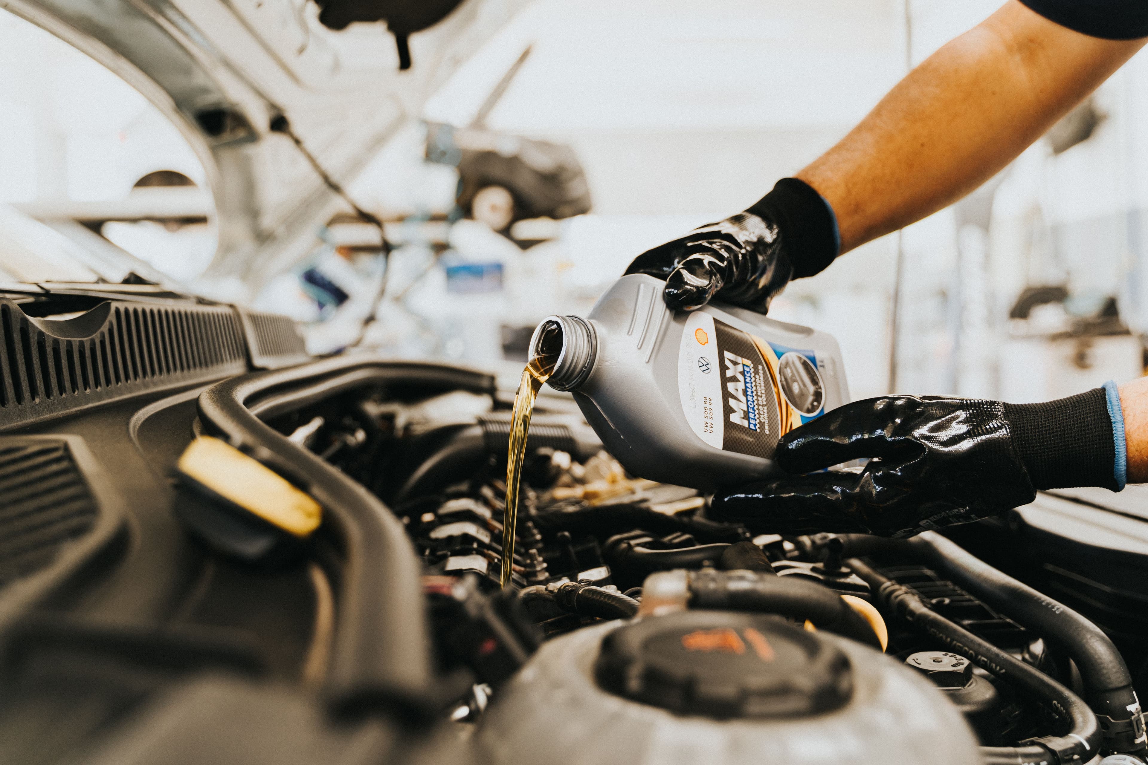 Üretici onaylı motor yağı takviyesi yapan teknisyen